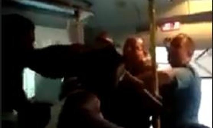 Ecco il video dell'aggressione all'autista da parte di un gruppo di extracomunitari (VIDEO)