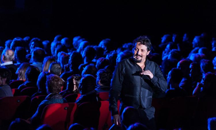 Enrico Brignano torna a Macerata con il suo Tour Estivo