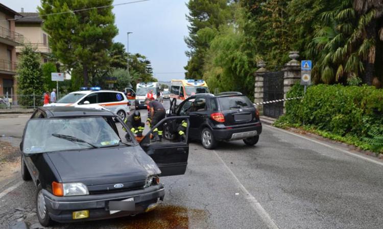 Trodica, schianto tra due auto: in due finiscono a Torrette (FOTO)