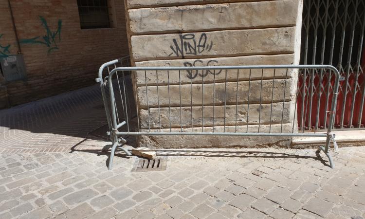 Macerata, cade un mattone in via Mozzi. I residenti: "Situazione di pericolo da circa un anno"