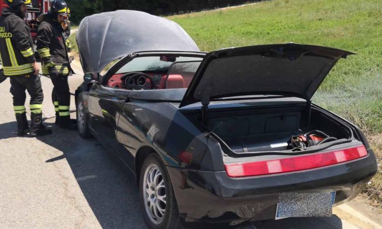 Tolentino, auto a fuoco in Contrada Ributino - FOTO