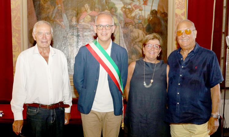 Festeggiamenti per Virgilio Ciarrocchi nella sala consiliare del Comune a Civitanova Alta Festeggiamenti per Virgilio Ciarrocchi nella sala consiliare del Comune a Civitanova Alta