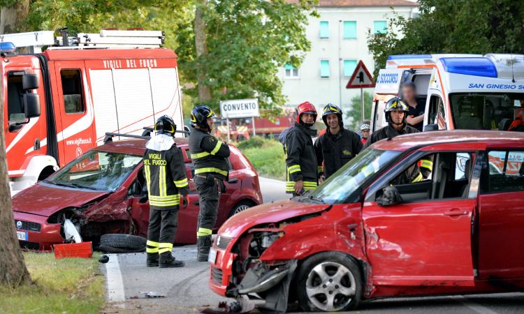 Urbisaglia, scontro tra auto: tre feriti, uno portato a Torrette Urbisaglia, scontro tra auto: tre feriti, uno portato a Torrette