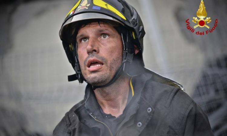 Genova, oltre 300 vigili del fuoco al lavoro con 92 mezzi: le drammatiche immagini - FOTO e VIDEO