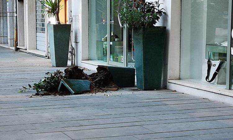 Civitanova, rompe un vaso e rovescia bidoni della spazzatura in centro: denunciato