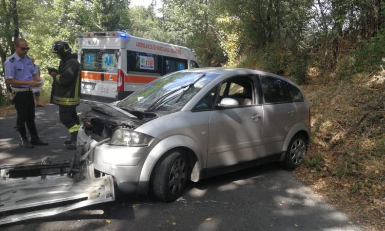 Sbanda mentre percorre la provinciale: estratta dall'auto dai vigili del fuoco - FOTO Sbanda mentre percorre la provinciale: estratta dall'auto dai vigili del fuoco - FOTO