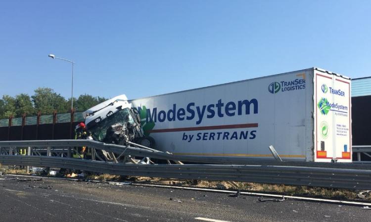 Tir finisce contro il guardrail all'uscita dell'autostrada, ferito l'autista