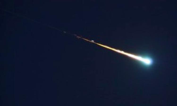 Una forte scia luminosa illumina il cielo marchigiano