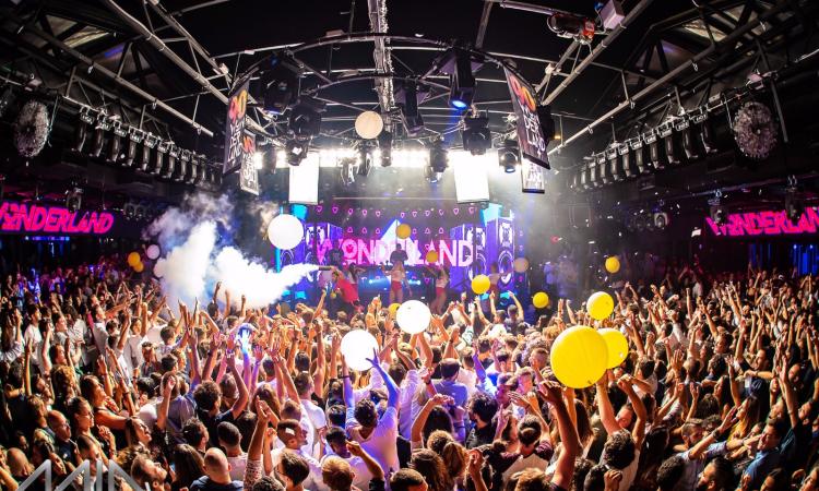 Al Mia tornano in scena gli anni '90: grande successo per "Wonderland" Al Mia tornano in scena gli anni '90: grande successo per "Wonderland"