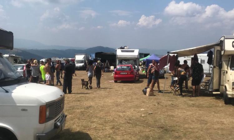 Rave sul Monte Vermenone verso la conclusione: a centinaia sfollano apparentemente senza problemi - FOTO Rave sul Monte Vermenone verso la conclusione: a centinaia sfollano apparentemente senza problemi - FOTO