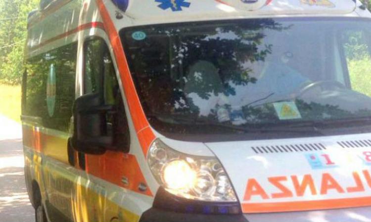 Muore a 63 anni travolto dal suo trattore
