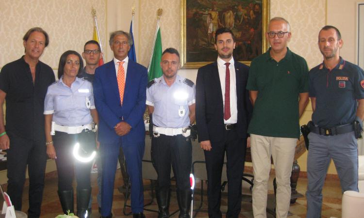 Civitanova, encomio ai due vigili intervenuti a difesa di un uomo aggredito da due malviventi