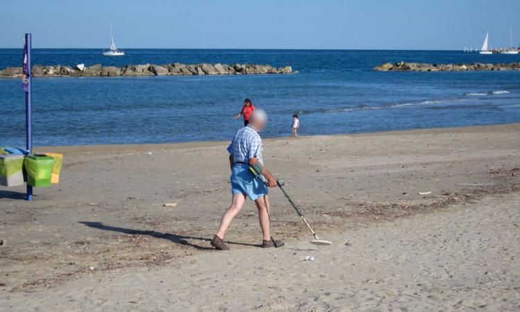 Metal detector in spiaggia, una passione che va svolta nel rispetto della legge