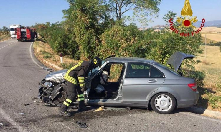 Auto contro camion a Cantagallo: in due finiscono all'ospedale Auto contro camion a Cantagallo: in due finiscono all'ospedale