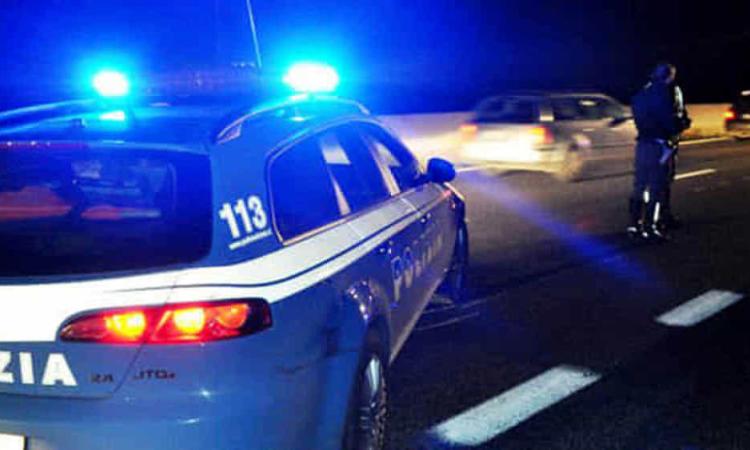 Macerata, tre giovanissimi in auto a forte velocità fermati dalla polizia e trovati con la droga