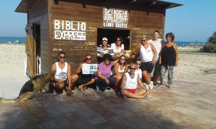 Civitanova, "Biblio Express": successo per il progetto di prestito libri sulla spiaggia