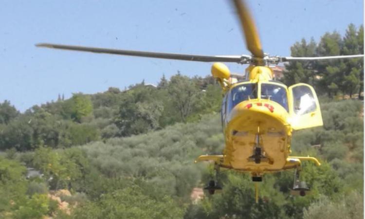 Pioraco, precipita durante una scalata: giovane portato in elicottero a Torrette