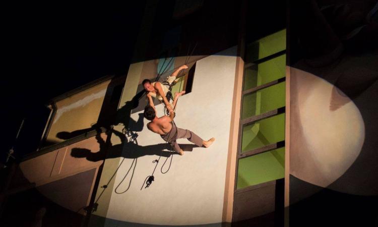 A Vitavita, la danza della Compagnia dei Folli sfida la gravità: appuntamento a Civitanova A Vitavita, la danza della Compagnia dei Folli sfida la gravità: appuntamento a Civitanova