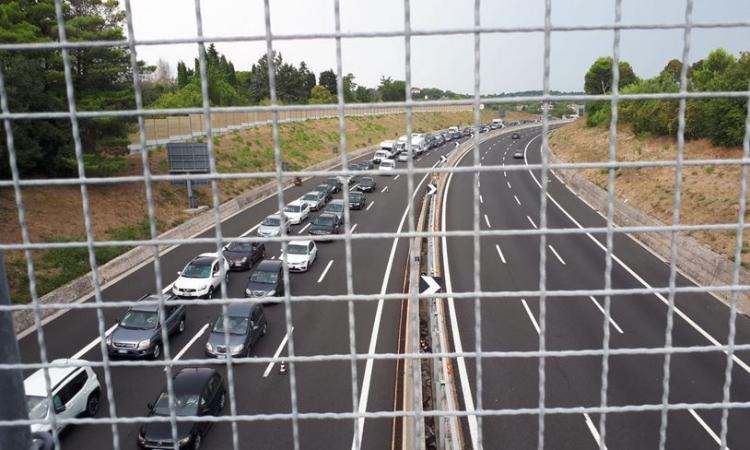 Lavori sulla A14, caos allo svincolo di Civitanova: chilometri di code, anche la ss77 rischia il collasso