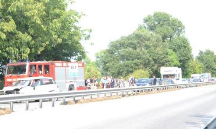 Pollenza, scontro in superstrada: un ferito, chiusa la carreggiata Pollenza, scontro in superstrada: un ferito, chiusa la carreggiata