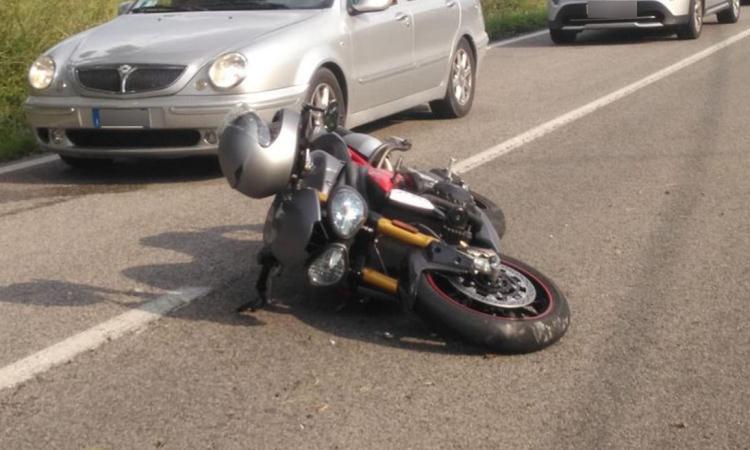 Sarnano, scontro tra auto e moto: tre feriti, grave un centauro