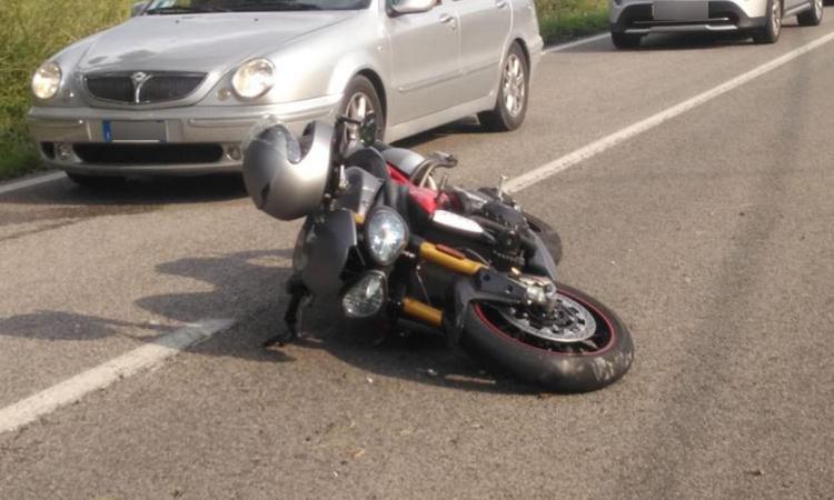 Sarnano, scontro tra auto e moto: tre feriti, grave un centauro Sarnano, scontro tra auto e moto: tre feriti, grave un centauro