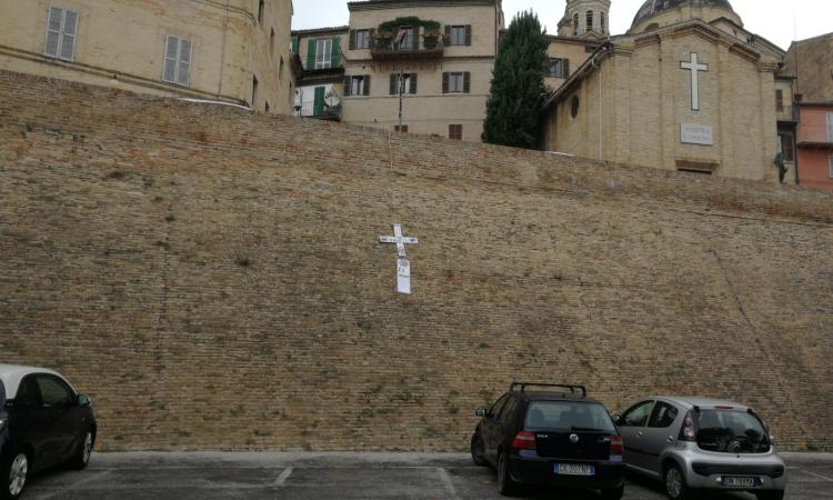 Macerata, spunta una croce con frasi ingiuriose verso Giuseppe Sposetti