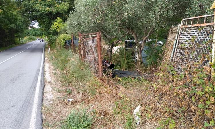 Pollenza, perde il controllo della moto e si schianta contro una recinzione Pollenza, perde il controllo della moto e si schianta contro una recinzione