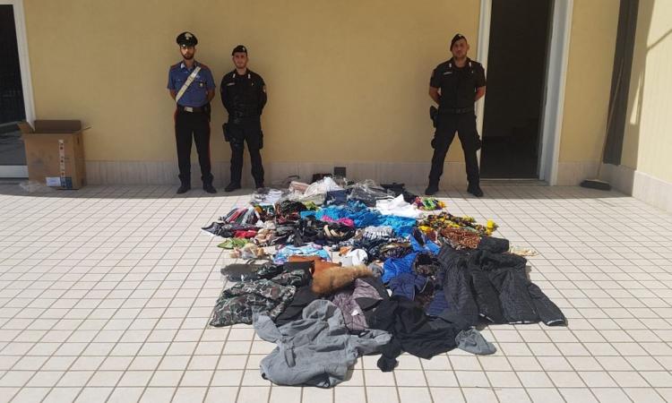 Maxi controllo dei Carabinieri all'Hotel House: sequestrate automobili e merce contraffatta (Foto) Maxi controllo dei Carabinieri all'Hotel House: sequestrate automobili e merce contraffatta (Foto)