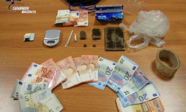 Tolentino, spacciavano droga ai minorenni: in manette due senegalesi