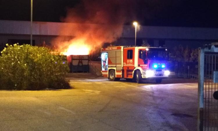 Montecassiano, incendio all’isola ecologica: intervengono i vigili - FOTO Montecassiano, incendio all’isola ecologica: intervengono i vigili - FOTO