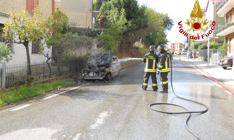 Auto in fiamme a Monte San Giusto: intervengono i pompieri Auto in fiamme a Monte San Giusto: intervengono i pompieri