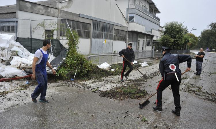 Morrovalle: sede stradale allagata, ci pensano i Carabinieri