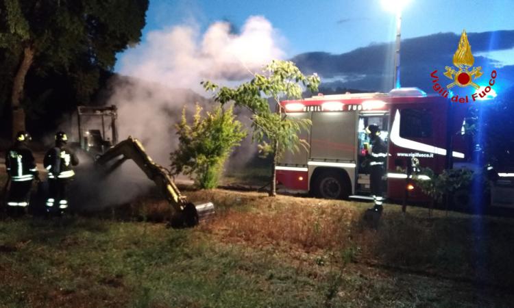 Incendio all'alba a San Severino: in fiamme un mezzo da cantiere in località Taccoli