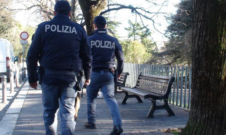 Macerata, aggredisce i poliziotti al Fontescodella: denunciato