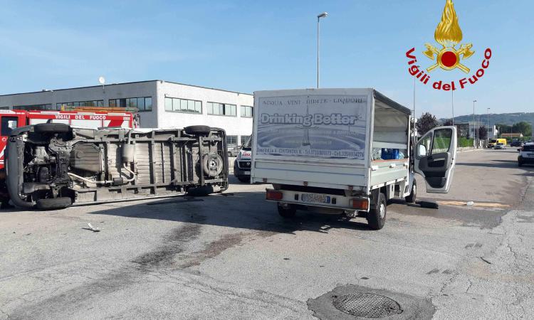 Civitanova, scontro tra due furgoni nella zona industriale Civitanova, scontro tra due furgoni nella zona industriale
