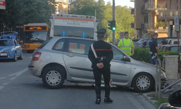 Macerata, incidente in Via dei Velini: una ragazza al pronto soccorso - FOTO Macerata, incidente in Via dei Velini: una ragazza al pronto soccorso - FOTO