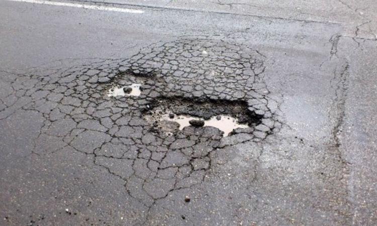 Cade in motorino per colpa del manto stradale dissestato: il Comune deve risarcire i danni?