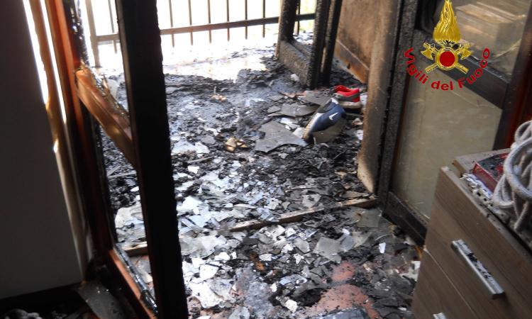 Civitanova, scoppia l'incendio in un appartamento: a fuoco la camera da letto e il ripostiglio - FOTO