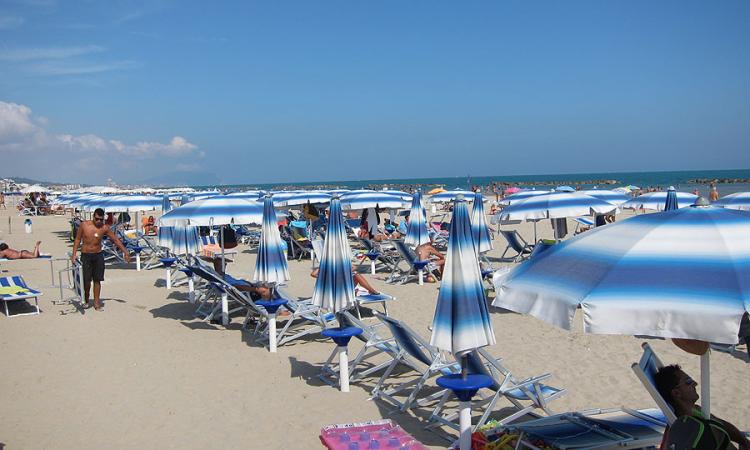 Civitanova, assalto alle spiagge per questa domenica dal sapore estivo - FOTO Civitanova, assalto alle spiagge per questa domenica dal sapore estivo - FOTO