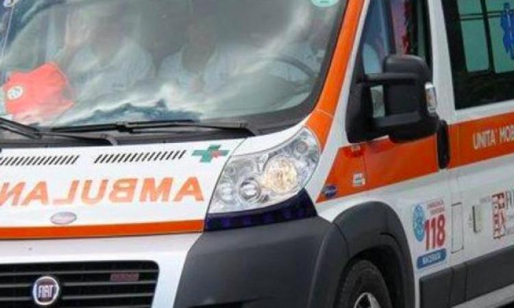 Pioraco, si ribalta l'auto: due persone finiscono all'ospedale