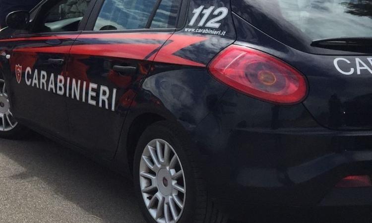 Ruba un borsello dall'auto in sosta: denunciato un 32enne