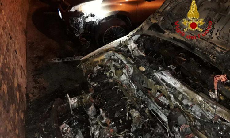 Civitanova, a fuoco un'auto nella notte: non si contano feriti Civitanova, a fuoco un'auto nella notte: non si contano feriti
