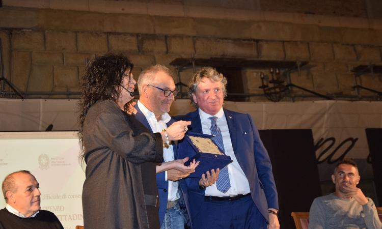 Tolentino, piazza gremita per il premio cittadino dell'anno a mister Giovanni Pagliari Tolentino, piazza gremita per il premio cittadino dell'anno a mister Giovanni Pagliari