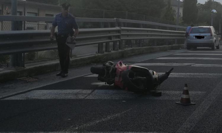 Macerata, cade con lo scooter: è grave (FOTO)