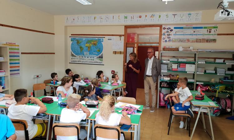 Civitanova, per il primo giorno di scuola il sindaco torna sui banchi Civitanova, per il primo giorno di scuola il sindaco torna sui banchi