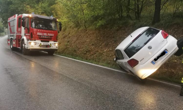 Macerata, auto sbanda e finisce sulla scarpata