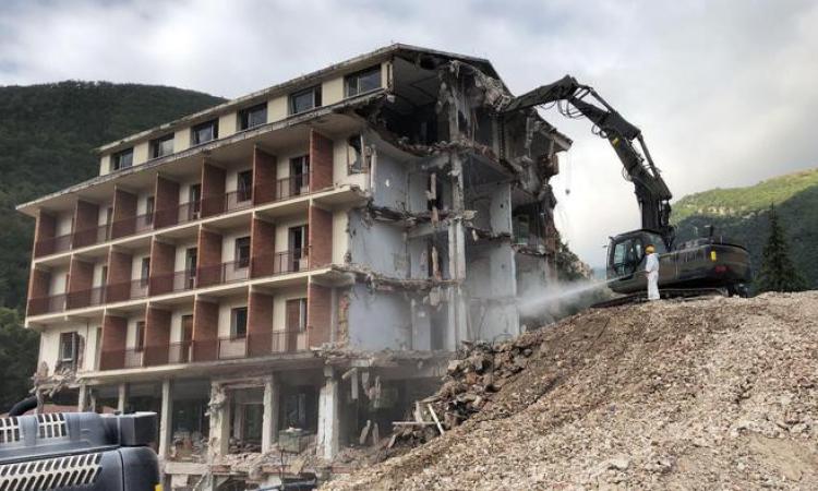 Sisma, l'esercito conclude la demolizione del Park Hotel di Visso