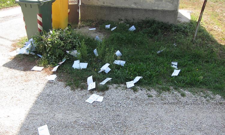 Civitanova, strada invasa da ricevute di consegna abbandonate Civitanova, strada invasa da ricevute di consegna abbandonate