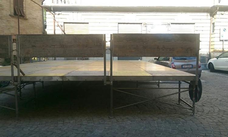 Montecosaro, il palco del comune finisce in un sito di vendite online